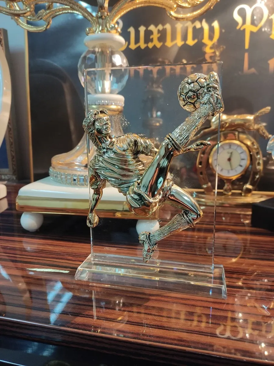 obrazek 2 Stylowa figurka z piłkarzem na biurko - Astra Argenti