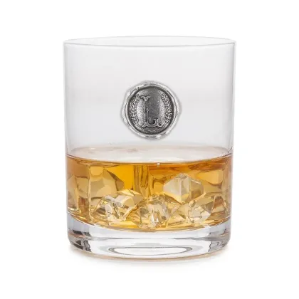 Zdjęcie Stylowa szklanka do whisky z cynowym emblematem z literą „L” - ekskluzywny prezent dla konesera
