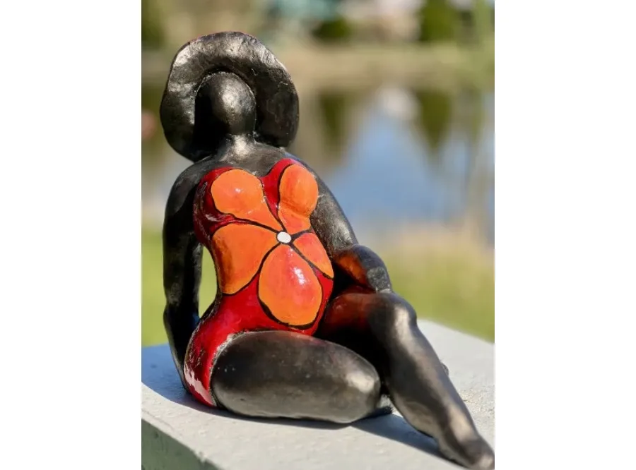 obrazek 3 Stylowa figurka do ogrodu "Siedząca dama z kwiatem"