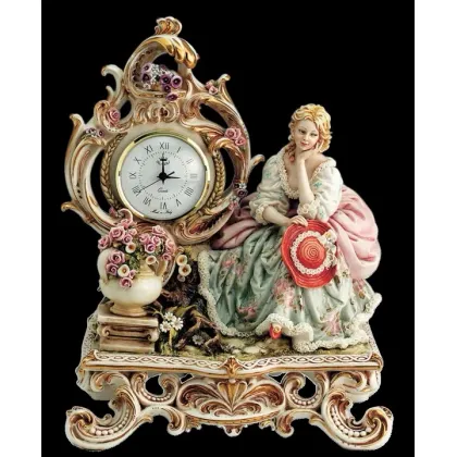 Zdjęcie Luksusowy zegar z kobietą na ławce