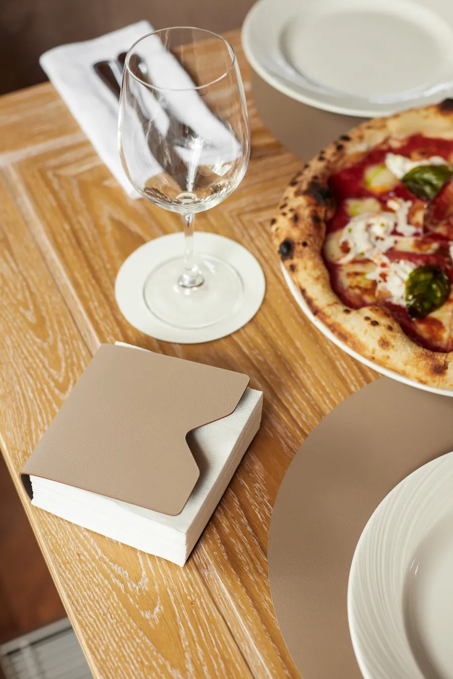 obrazek 2 Wyjątkowy płaski uchwyt na chusteczki 13x13xH3,8 cm wykonany z czarnej skóry