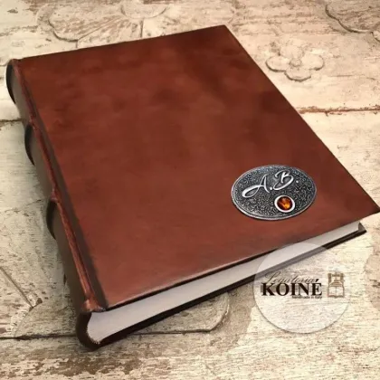 Zdjęcie Ręcznie wykonany album na zdjęcia z bursztynem i inicjałami