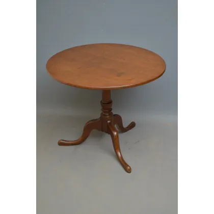 Zdjęcie Dębowy stół z hojnym blatem i kolumną w kształcie wazonu zakończoną trzema opadającymi nogami