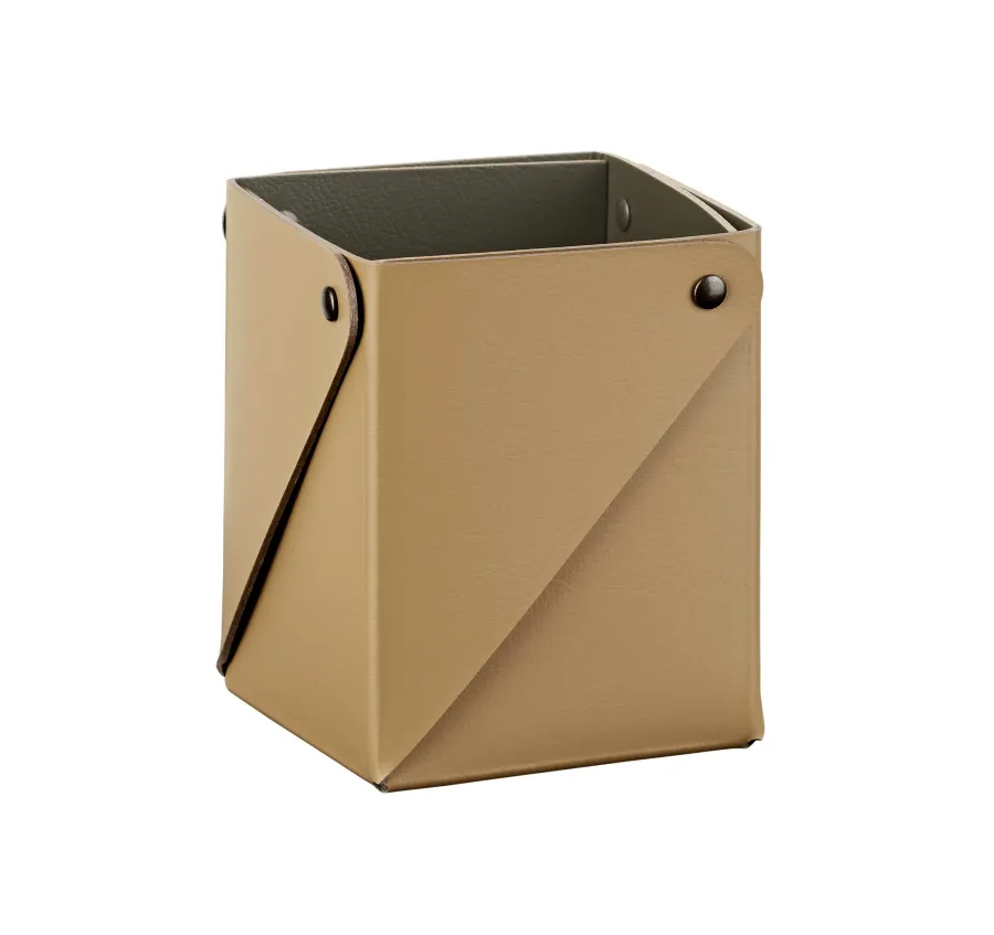 obrazek 1 Skórzany pojemnik na przybory biurowe 8х8хH10,5 cm w kolorze musztardowym