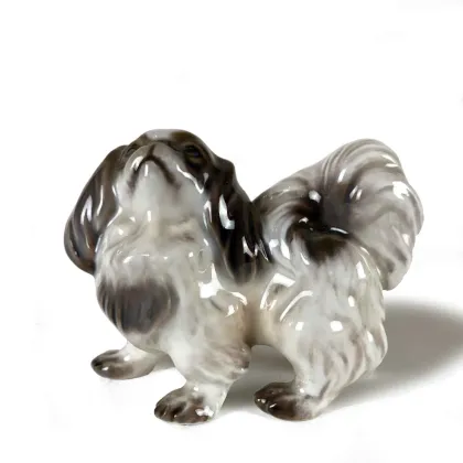 Zdjęcie Dog z ręcznie malowanej porcelany polichromowanej zaprojektowanej i wyprodukowanej przez Dahl Jensen