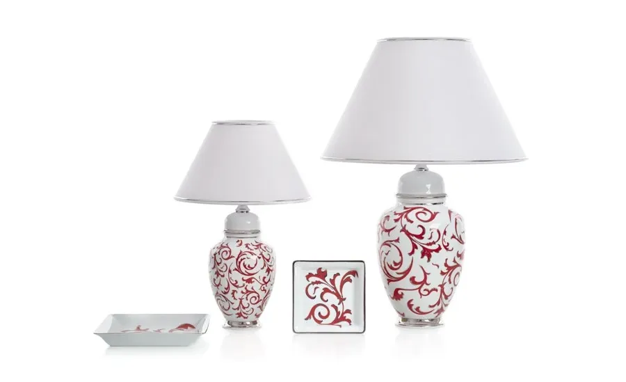 obrazek 1 Porcelanowa lampa z czerwonym zdobieniem z abażurem lub bez