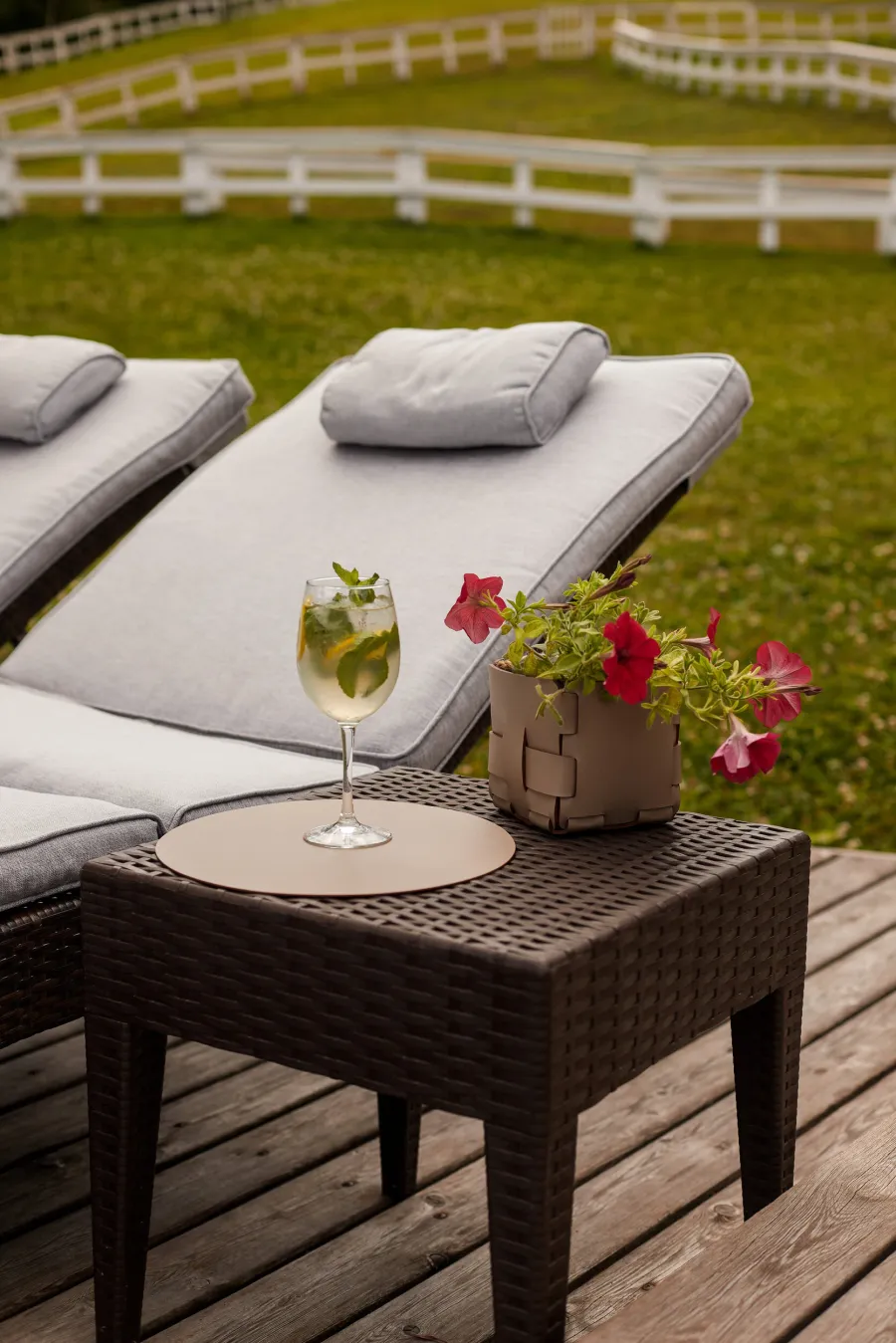 obrazek 4 Okrągła podkładka na stół Ø35 cm z naturalnej skóry w kolorze cappuccino i czekoladowym