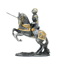 Zdjęcie Włoska figurka rycerza z lancą na koniu