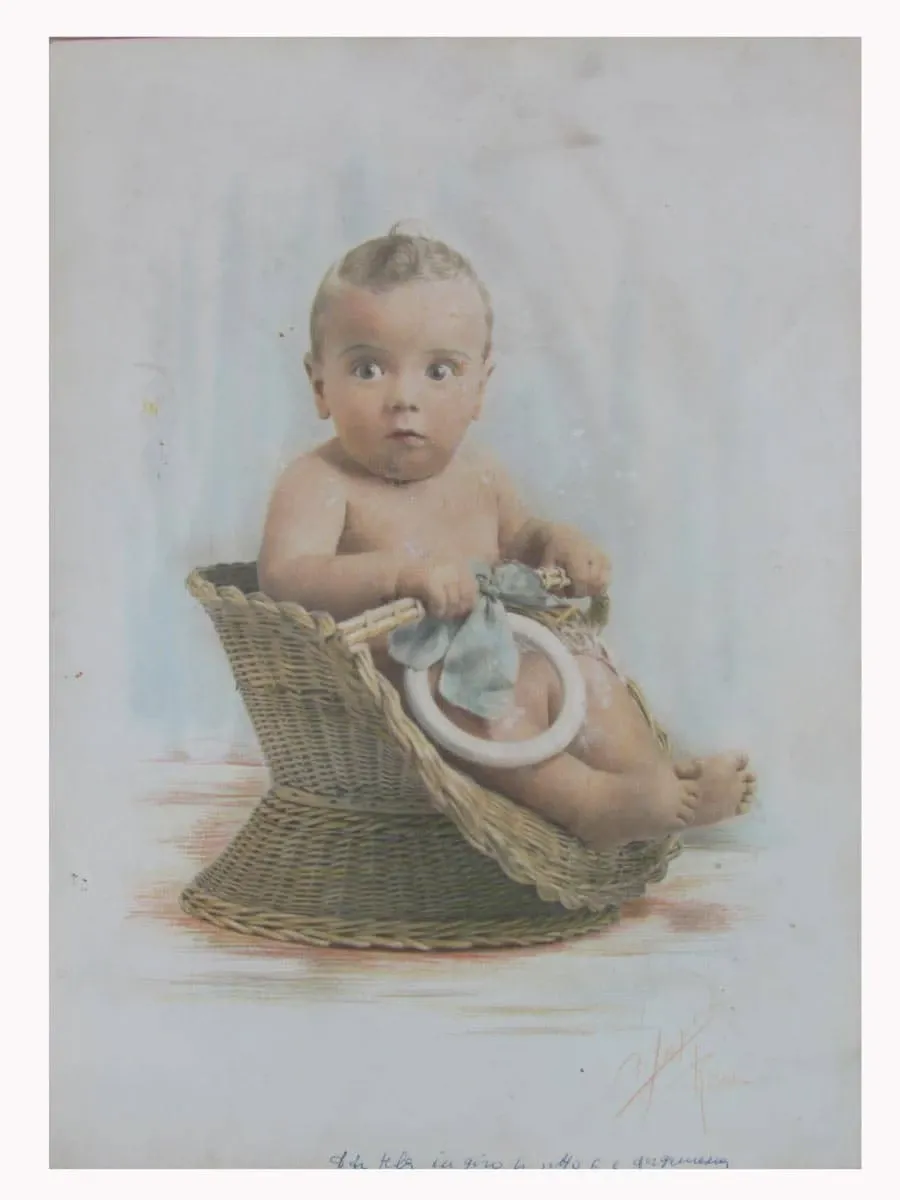 obrazek 1 Ładna litografia przedstawiająca nagie dziecko siedzące na wiklinowym krzesełku dla dzieci