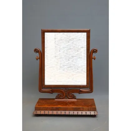 Zdjęcie Antyczne toaletkowe lustro zakończone mahoniową podstawą z rzeźbioną krawędzią i nóżkami