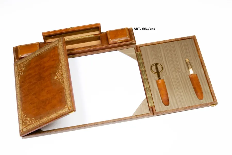 picture 1 Complete desk set with 2 doors