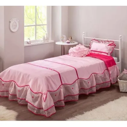 Zdjęcie Różowa narzuta z dwiema ozdobnymi poduszkami na łóżko małej damy - Cilek