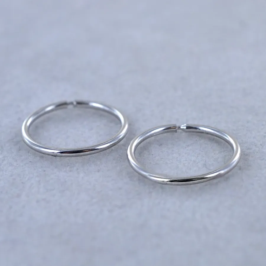 obrazek 4 Małe damskie kolczyki koła z białego złota