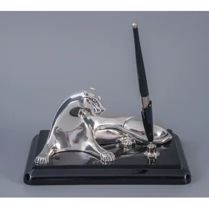 Zdjęcie Piękny dekoracyjny model pantery z czarnym długopisem - ArtBe