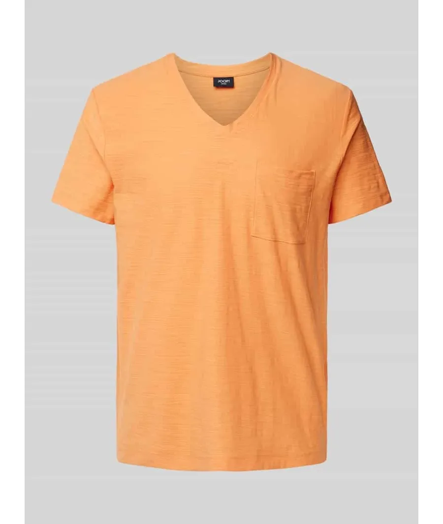 obrazek 1 T-shirt z dekoltem w serek i kieszenią na piersi