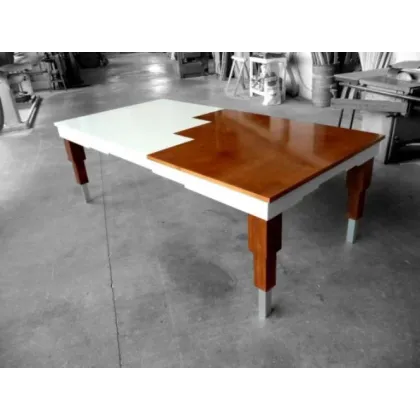 Zdjęcie Awangardowy mebel włoski w postaci drewnianego stołu do salonu