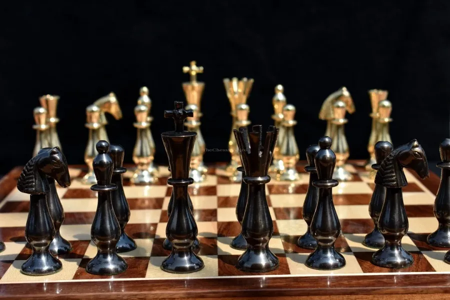obrazek 3 Oryginalny komplet szachowy z naturalnego i postarzanego mosiądzu - The Chess Empire