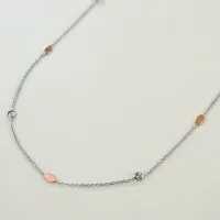 Zdjęcie Nowoczesny i kobiecy naszyjnik z białego złota z bryłkami i cyrkoniami