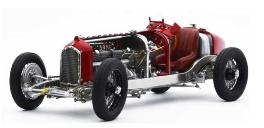 obrazek 1 Samochód Alfa-Romeo P3 Z odkrytym silnikiem jako pamiątka motoryzacyjna