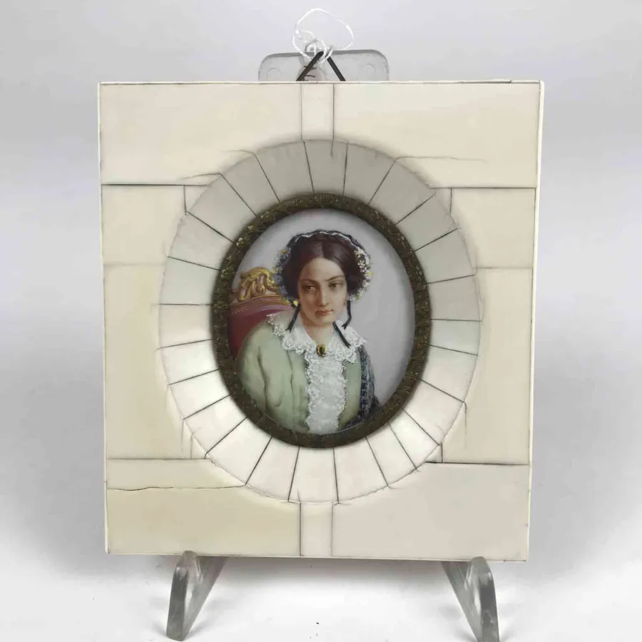 obrazek 2 Owalna miniatura z małą ramką z brązu w szerszej prostokątnej ramie fornirowanej kością słoniową