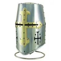 Zdjęcie Reprodukcja hełmu templariuszy jako stylowa dekoracja