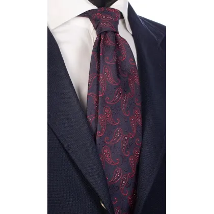 Zdjęcie Przyciągający uwagę krawat z wzorem paisley w kolorze czerwonego wina