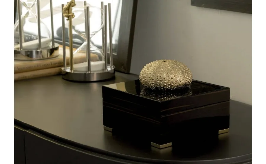 obrazek 1 Eleganckie hebanowe pudełko ze złotym jeżowcem