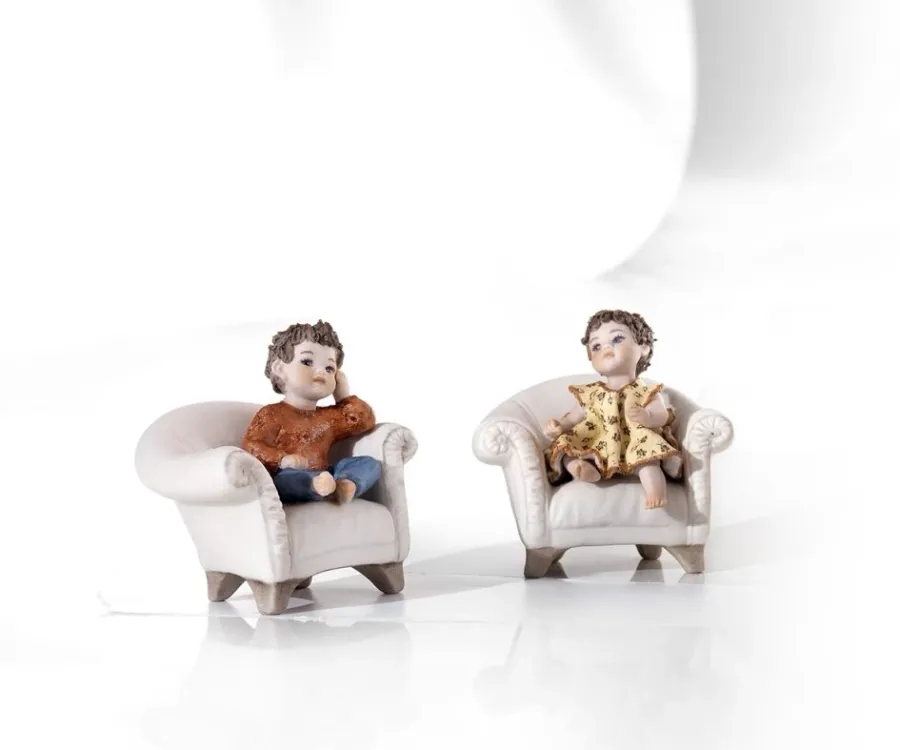 obrazek 2 Porcelanowa dziewczynka siedząca na białym fotelu - Sibania