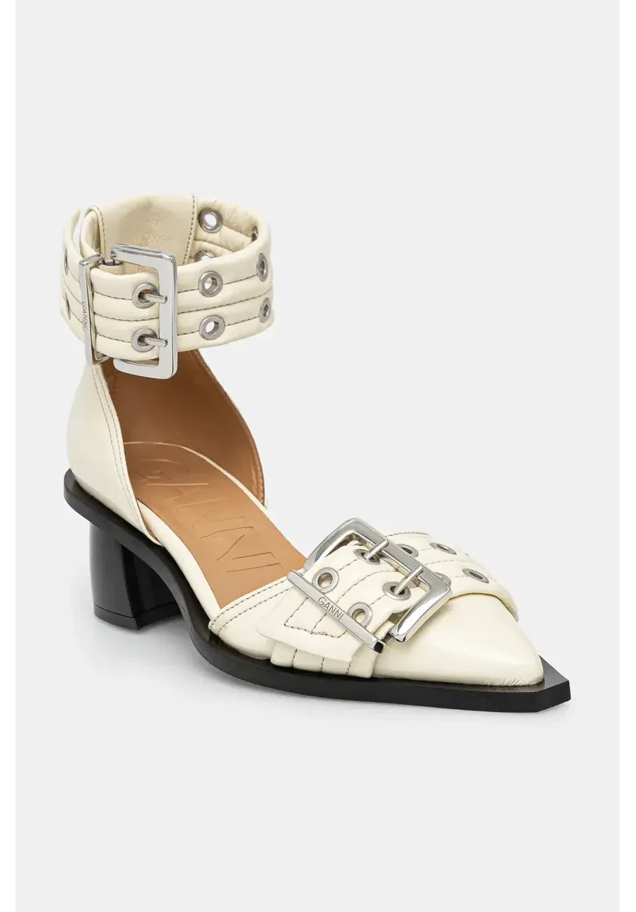 obrazek 1 GANNI czółenka Feminine Buckle Open Cut Pump Naplack kolor beżowy na słupku S2902