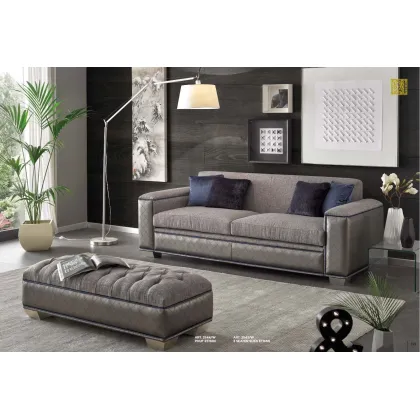 Zdjęcie Ekskluzywna sofa i pufa do wyszukanego salonu