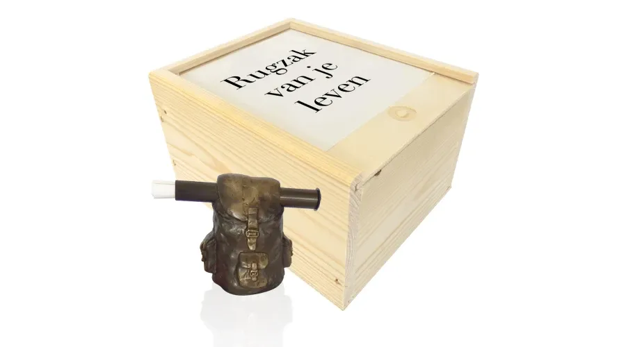 obrazek 1 Niebanalna figurka z platerowanego brązu "Plecak życia" - oryginalny prezent na różne okazje