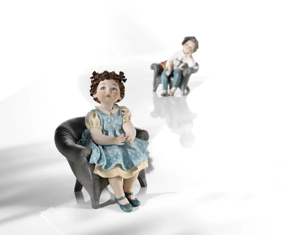 obrazek 1 Porcelanowa figurka dziewczynki w sukience - Sibania