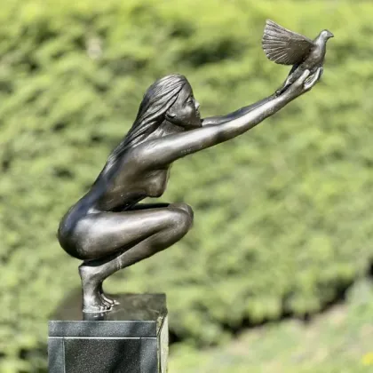Zdjęcie Prestiżowa rzeźba ogrodowa przedstawiająca kobietę z ptakiem