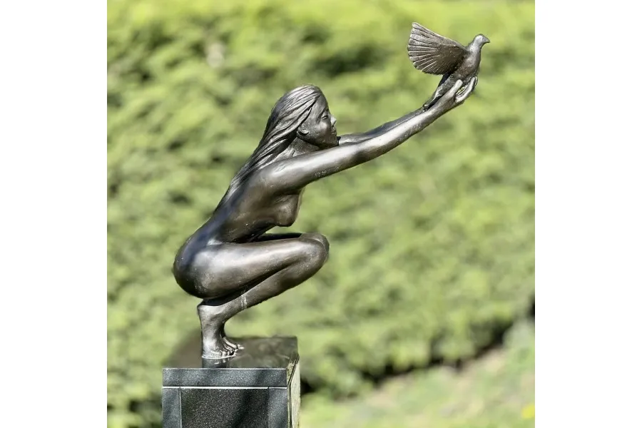 obrazek 1 Prestiżowa rzeźba ogrodowa przedstawiająca kobietę z ptakiem "Leć" - idealna ozdoba ogrodu