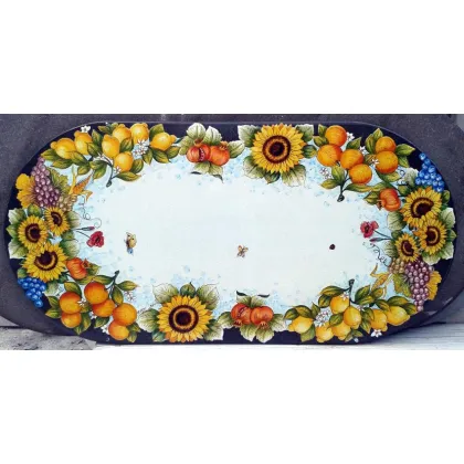 Zdjęcie Owalny blat ogrodowy z kamienia wulkanicznego zdobiony owocowo kwiatowym motywem – Ceramiche Valchida