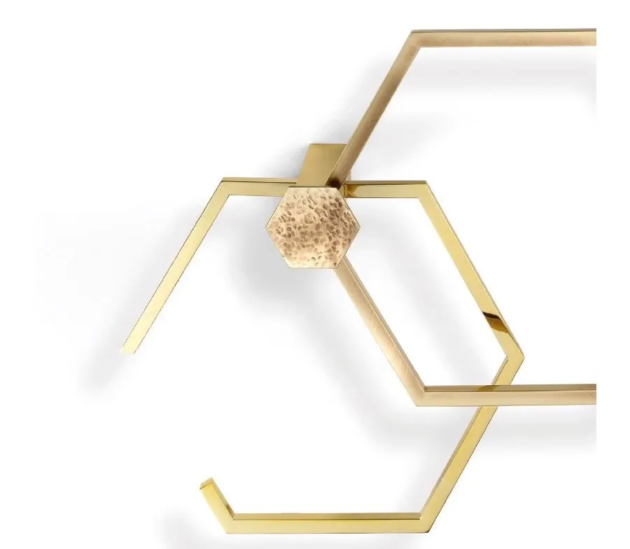 obrazek 2 Wieszak na ręczniki z kolekcji Hexagon z polerowanego mosiądzu o oryginalnym designie - Il Paralume Marina