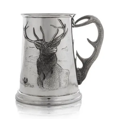 Zdjęcie Stylowy kufel z przedstawieniem jelenia z pewteru – wyjątkowy prezent