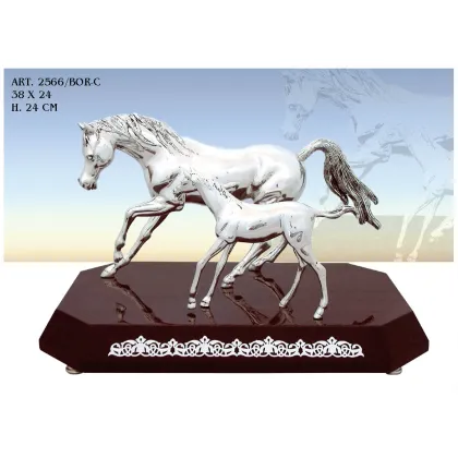 Zdjęcie Wyjątkowa figura dorosłego konia ze źrebakiem