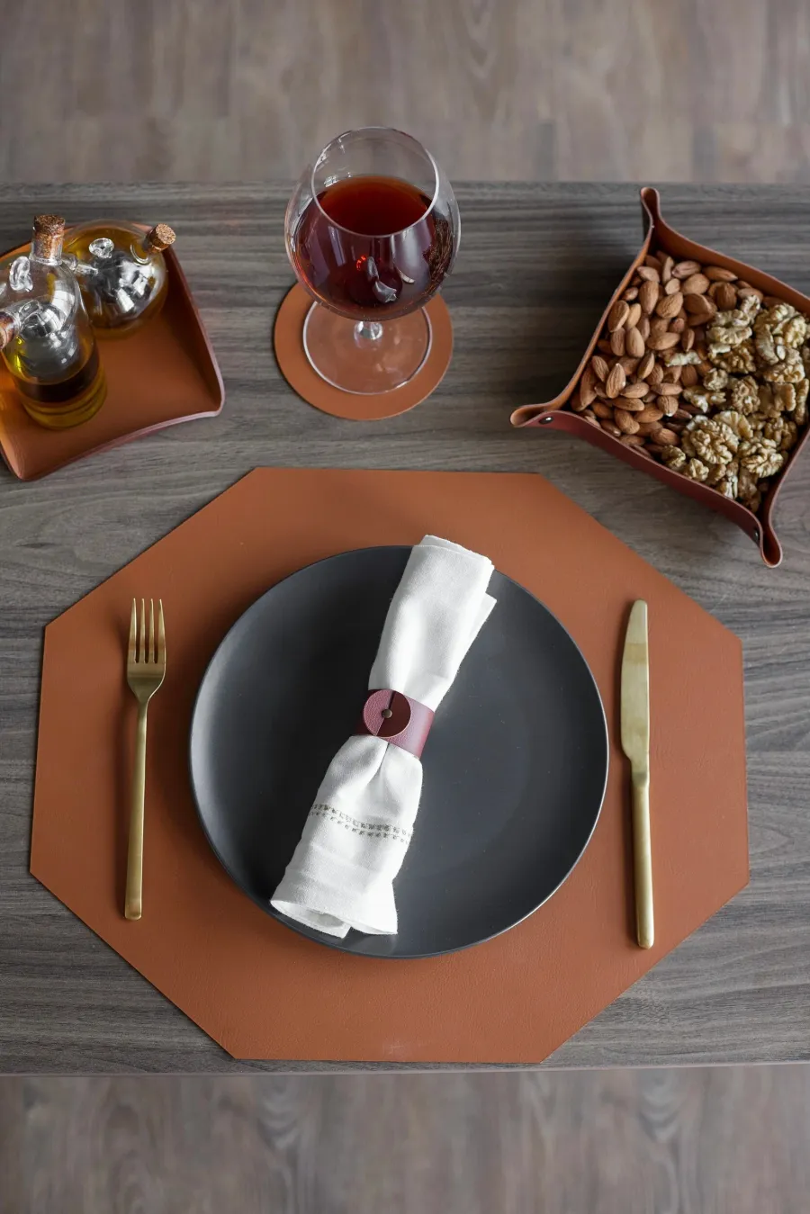 obrazek 4 Stylowa podkładka stołowa 44,5x38 cm ze skóry w kolorze koniakowym i bordowym