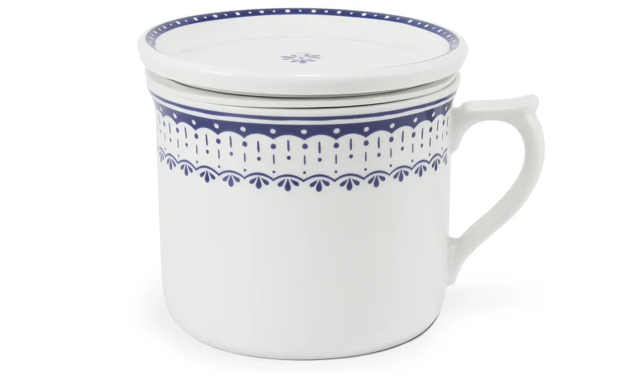 obrazek 1 Elegancki kubek z pokrywką i sitkiem z porcelany z delikatnym niebieskim zdobieniem – Leander