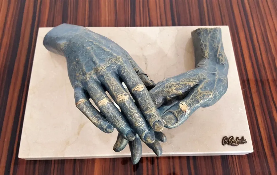 picture 9 A perfect sculpture for an anniversary - clasped hands