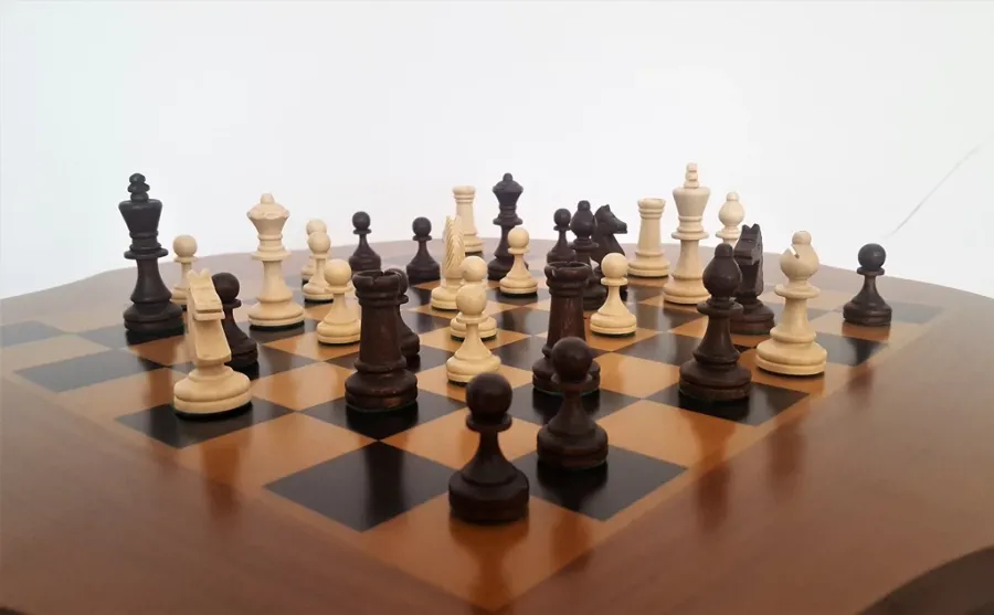 picture 4 Exclusive chess table complete with pieces
