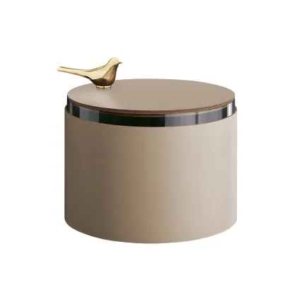 Zdjęcie Stylowe skórzane pudełko Ø15xH10 cm w kolorze cappuccino ozdobione złotym ptaszkiem