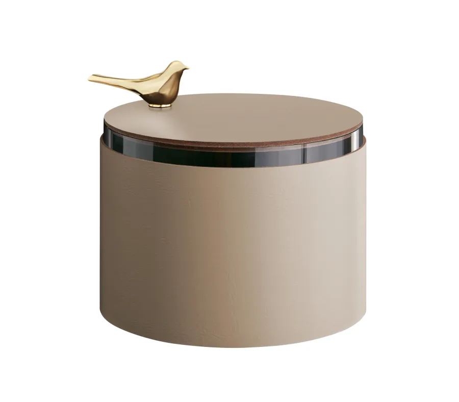 obrazek 1 Stylowe skórzane pudełko Ø15xH10 cm w kolorze cappuccino ozdobione złotym ptaszkiem