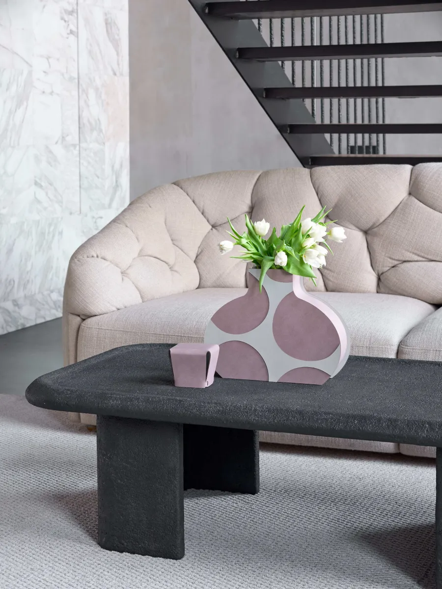 obrazek 6 Designerski wazon Otto 9x37xH38 cm wykonany ze skóry w kolorze pudrowego różu i perłowym