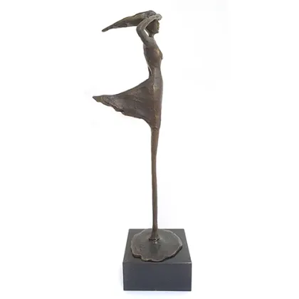 Zdjęcie Gustowna statuetka wykonana z brązu