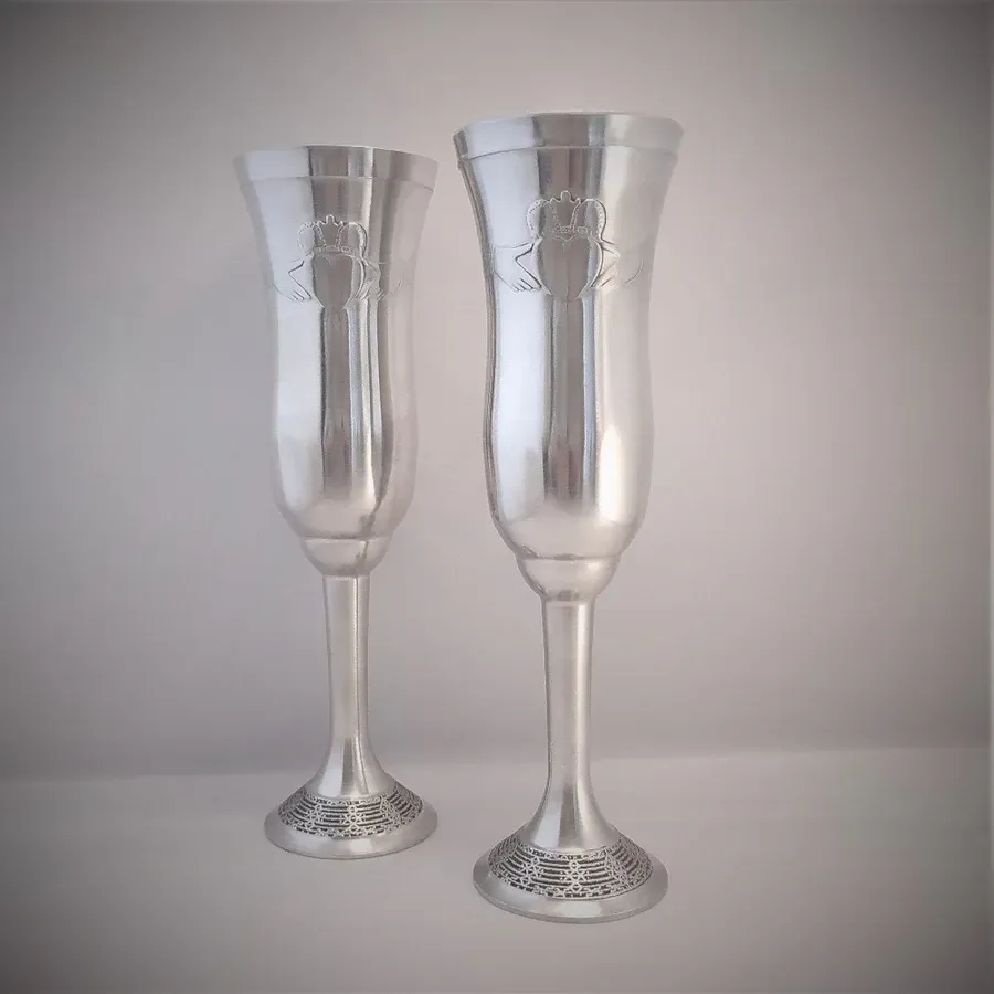 obrazek 3 Zestaw dwóch kieliszków do szampana z tradycyjnym irlandzkim wzorem Claddagh