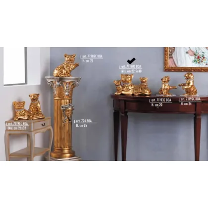 Picture Golden lying panther with 2 puppies in Swarovski collars - Valle d'oro Patchi