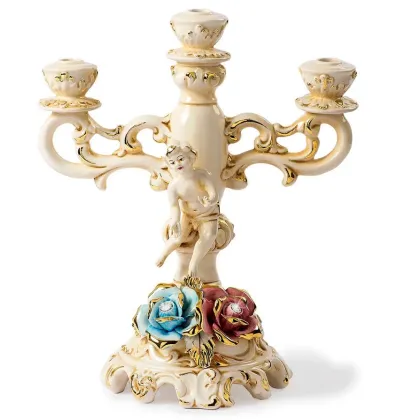 Zdjęcie Elegancki świecznik ceramiczny z różami i cherubinem