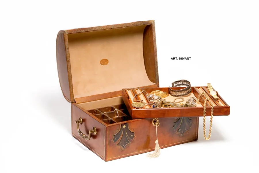 picture 2 Medieval jewelry trunk with lock